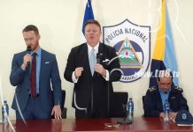 Pastor estadounidense bendice y ora por agentes de la Policía Nacional