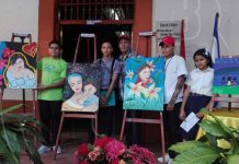 Con lienzo y pintura juventud y niñez expresa su amor a las madrecitas