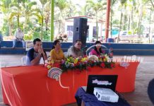 Estudiantes visualizan imágenes del concurso de fotografía nicaragua