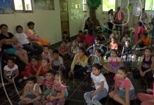 Niños participan en cine foro sobre el cuido del medio ambiente