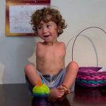 Corren a un niño sin brazos de un restaurante por comer con los pies william bancroft