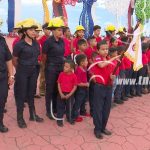 Mujeres y niños demuestran sus habilidades bomberiles en Managua nicaragua