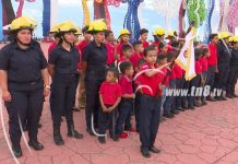 Mujeres y niños demuestran sus habilidades bomberiles en Managua nicaragua