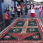 Impresionantes alfombras de aserrín se elaboran en el último viacrucis nicaragua