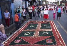Impresionantes alfombras de aserrín se elaboran en el último viacrucis nicaragua