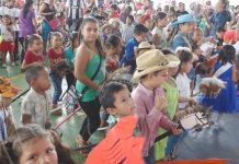Saludan a los niños con un desfile hípico con caballitos de palo