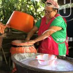 12 años de tradición repartiendo chilate y pan en el día de los deudos nicaragua