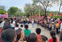 Niños se divierten en festival infantil