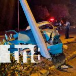 Carro acaba incrustado en poste tras accidente en Sabana Grande nicaragua