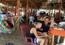 familias disfrutan de las costas