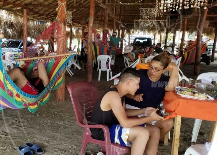 1.1_Bxl1d5J familias disfrutan de las costas