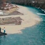 No se mezclan: hipnotizante encuentro de dos ríos en Rusia (VIDEO) rusia