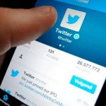 Twitter elimina cuentas que divulgan teorías de QAnon twitter