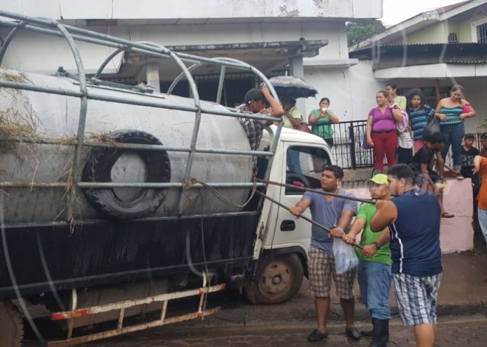 camion choca contra acera