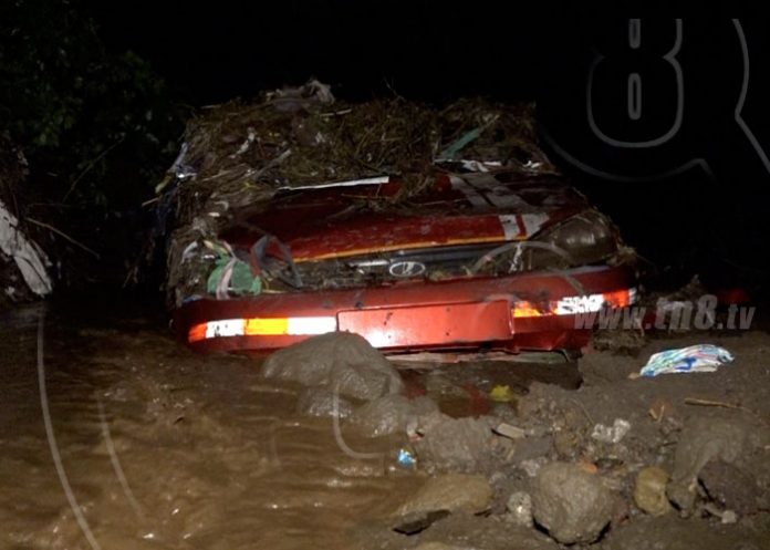 16_uwYyCTl Carro es arrastrado por corriente