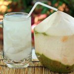 ¿Sabías que el agua de coco te ayuda a reponer los electrolitos? salud