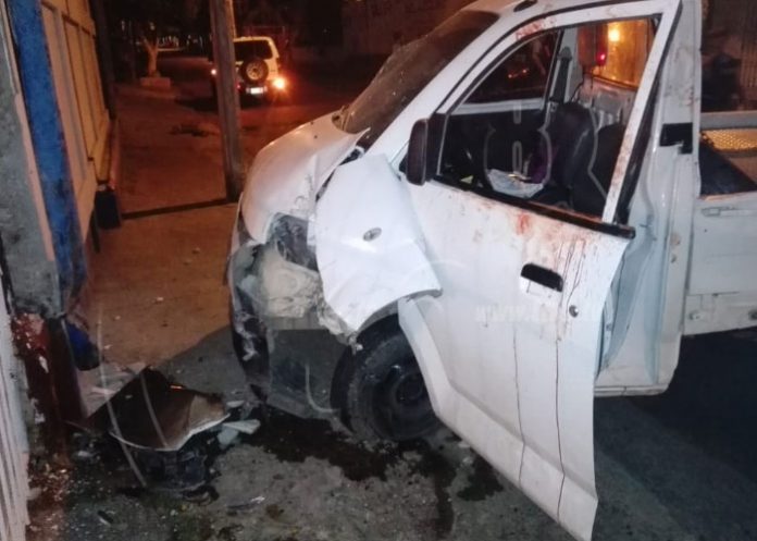 17_E6bdbrB se estrella en el muro de un vivienda