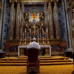 Papa Francisco sale del Vaticano y reza ante Cristo milagroso roma