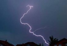 Filmaba la lluvia y la sacudió un impresionante rayo (VIDEO) eeuu