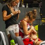 Tras amamantar a su hijo jugadora de baloncesto se hace viral argentina