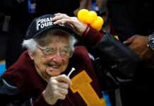 Monja de 98 años aficionada al baloncesto inspira camisetas y muñecos estados unidos