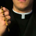 Cura italiano cuelga la sotana por amor italia