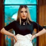 ¡Tremenda pose! Kimberly Loaiza manda beso a sus Linduras entretenimiento