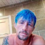 Se burlan del pelo azul de un hombre buscado por la Policía y él se defiende en los comentarios estados unidos