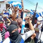 Farah Eslaquit, grabándose en Masaya, acepta que andan armados pacifistas