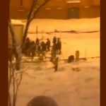 Camión que quedó atascado por la nieve es saqueado en Madrid espana