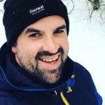 ¡Peluca con pegamento!: Hombre gastó sus ahorros por un trasplante capilar reino unido