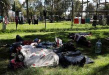 Migrantes descansan en estadio de fútbol de la Ciudad de México migrantes