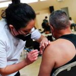 México: Se disfrazan de ancianos para vacunarse, pero terminan en prisión mexico