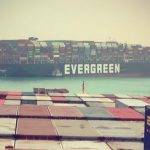 El Canal de Suez suspende temporalmente la navegación por buque varado mundo