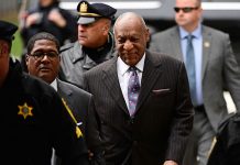 Protesta en topless ante Bill Cosby en su juicio por agresión sexual estados unidos