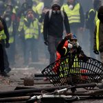Un fallecido durante bloqueo de carreteras por protestas en París francia