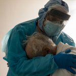 La foto de un médico abrazando a un anciano con covid-19 se vuelve viral eeuu