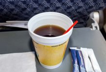 Una azafata revela por qué no debes tomar café en los aviones