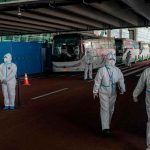 Expertos de la OMS llegan a Wuhan para buscar el origen del coronavirus equipo