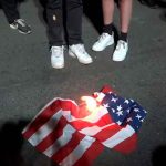 Portland: Queman biblia y una bandera de EE.UU. tras manifestaciones estados unidos