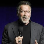 Atacan con una patada voladora a Arnold Schwarzenegger en Sudáfrica arnold schwarzenegger