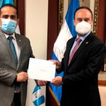 Embajador de Nicaragua en Guatemala presenta Copias de Estilo nicaragua