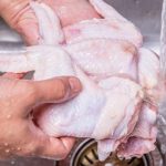 El pollo crudo no se debe lavar asegura agencia de EEUU estudio