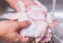 El pollo crudo no se debe lavar asegura agencia de EEUU estudio