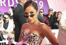 Besan a Anitta en plena alfombra roja de los Latin Billboard latin billboard