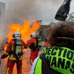 Chalecos amarillos y los sindicatos salen a las calles de París francia