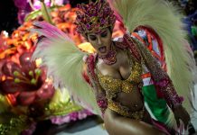 Drag queen encabeza desfile de samba en el Carnaval de Río brasil