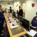 Aeropuerto concede licencias de matrimonio para novios con prisa en Las Vegas estados unidos