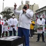 Sigue la huelga general de médicos en Perú peru