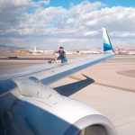 EE.UU.: Hombre se sube al ala de un avión y cae a la pista (VIDEO) estados unidos